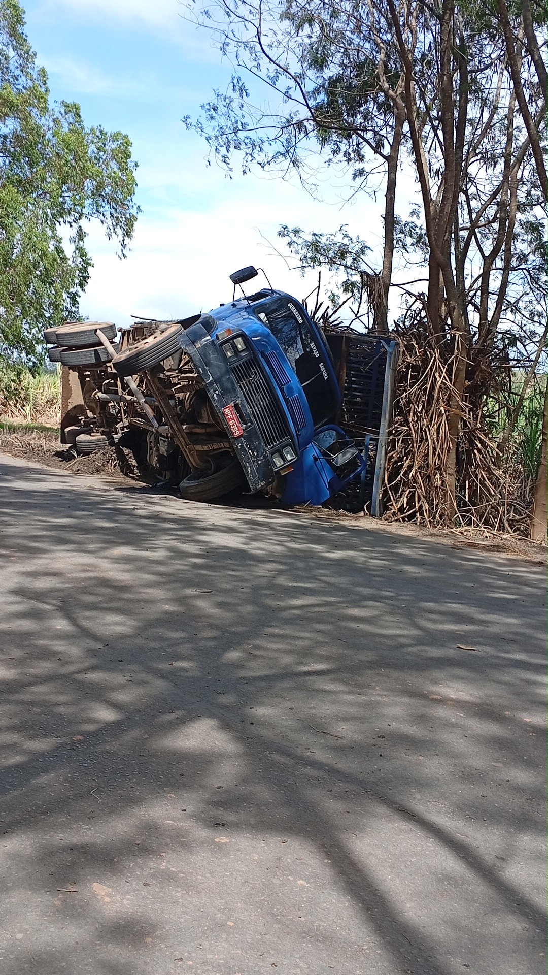 Ajudar a levantar o carro pós acidente 