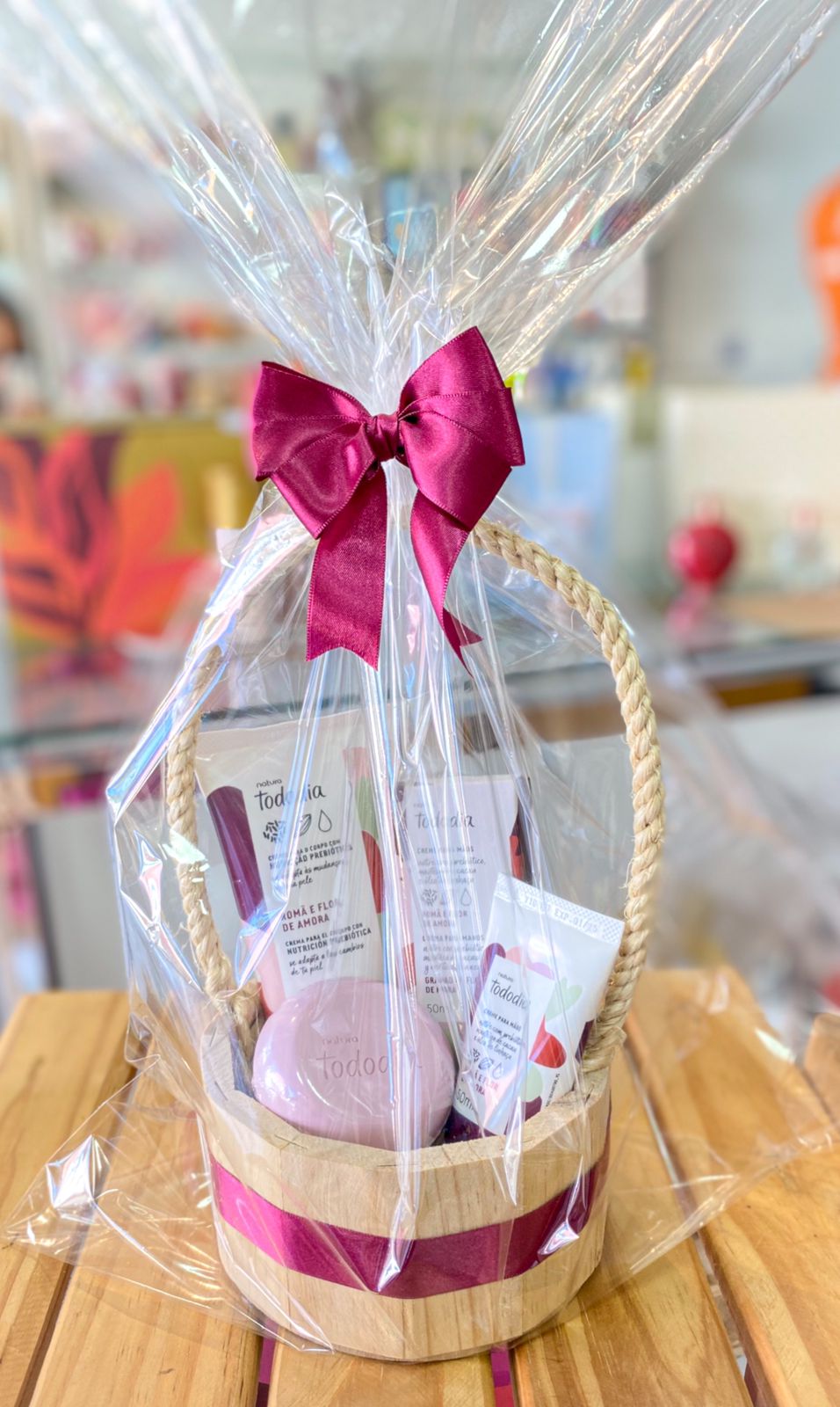 Cesta com produtos da Natura