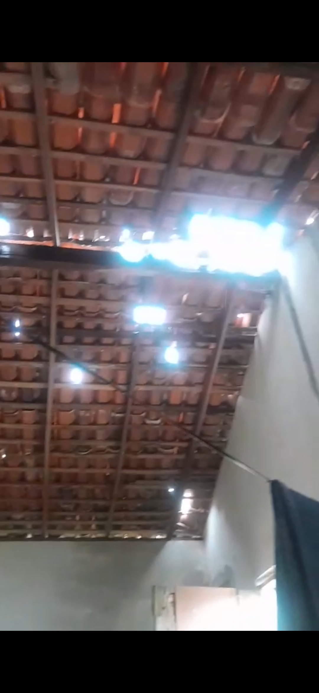 Reconstrução do telhado de uma mãe solo