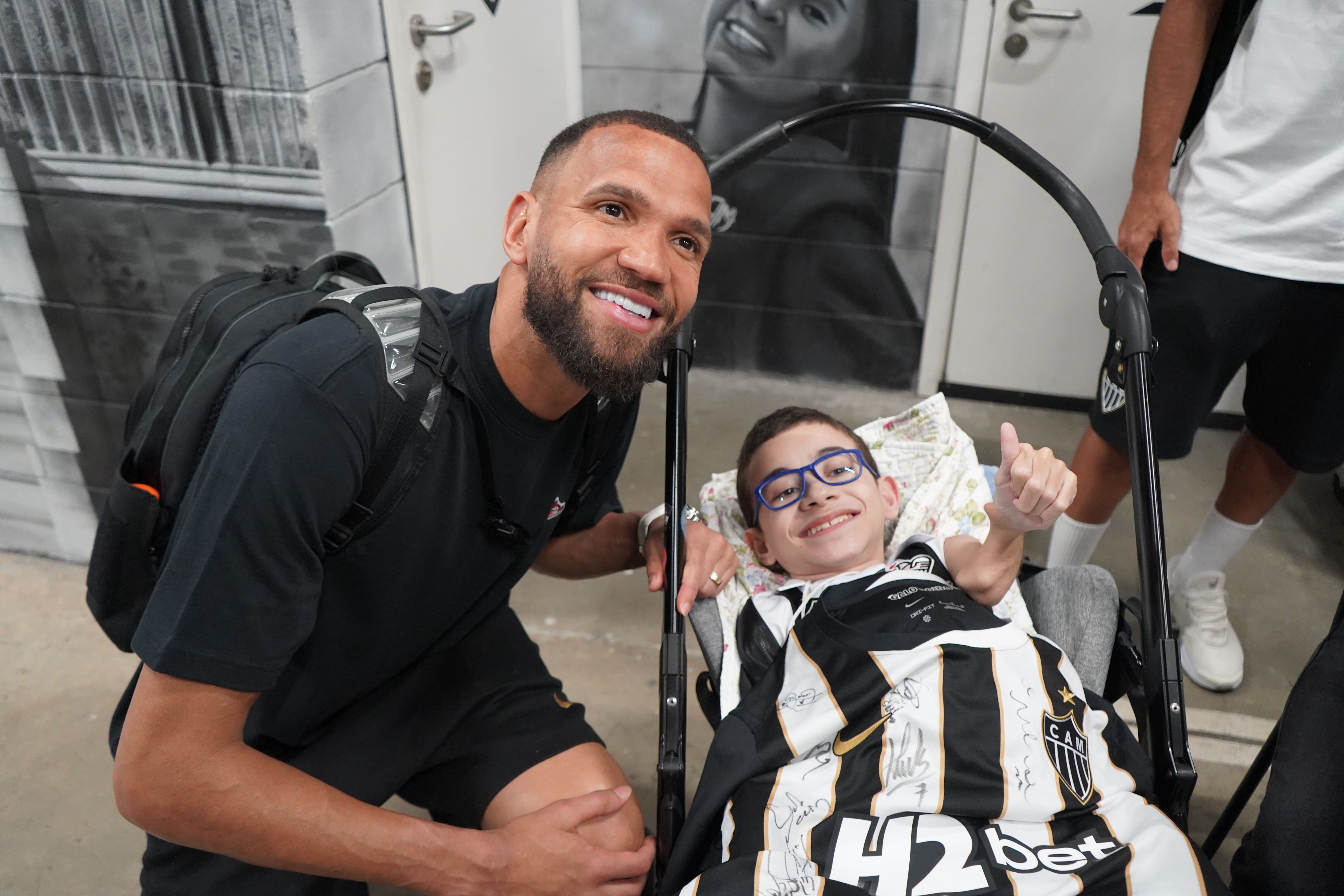 Rifa de uma camisa do Galo autografada e da telha da Arena MRV para ajudar no tratamento do Joaquim